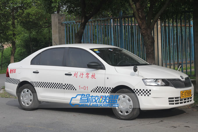 刘行驾校教练车