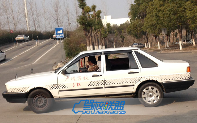 卢湾驾校-学员正在练习坡道定点停车